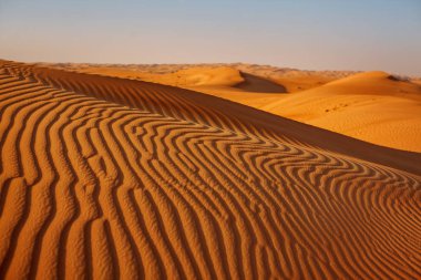 Dubai 'de gün batımında çölde kum tepeleri