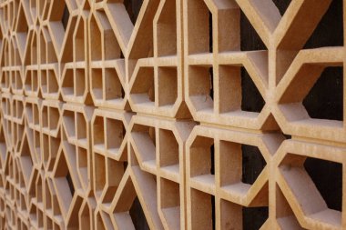 Güzel bir arenası ve dokusu olan Arap tarzında bir çit.