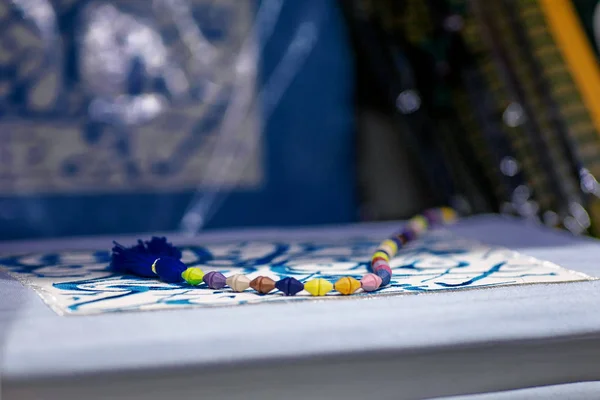 色彩艳丽的念珠在有阿拉伯装饰的书上 — 图库照片