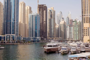 Dubai, Uae, Nisan 2018 Dubai Marina bölgesinde güzel binalar ve kanallar