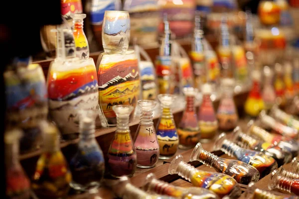 Decoratieve glazen flessen met gekleurd zand binnen, zand souvenirs — Stockfoto
