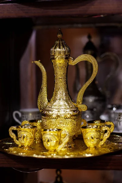 Arabische kopje en theepot van goud op de Oost-markt. Oosterse thee — Stockfoto