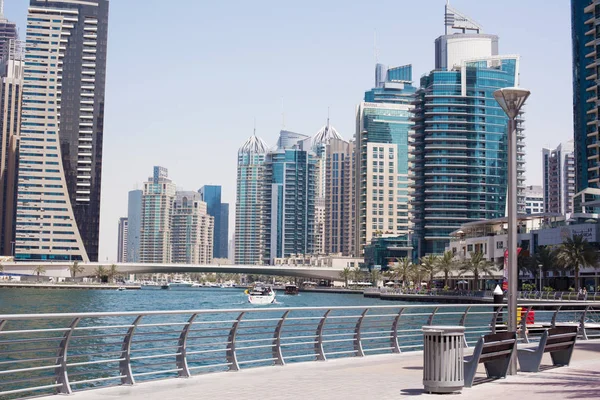 Dubai, Emirados Árabes Unidos, abril de 2018 Edifícios bonitos e canal na área da Marina do Dubai — Fotografia de Stock