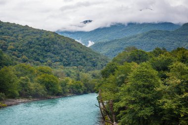 Dağlarda parlak mavi renkli güzel dağ nehirleri 