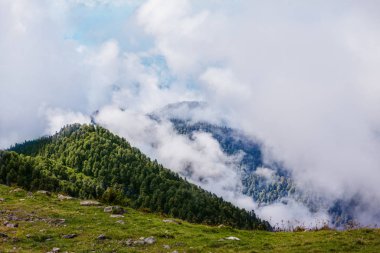 Abhazya 'daki bulutların üstündeki dağ zirveleri