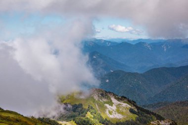 Abhazya 'daki bulutların üstündeki dağ zirveleri