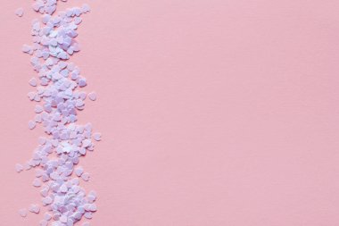 Pembe arka planda küçük şirin kalpler. Sevgililer Günü ve Kadınlar Günü geçmişi için küçük yumuşak kalpler.