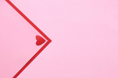 Kırmızı ve pembe köşeli pembe bir sayfa, küçük kırmızı bir kalp ve yazı için yer. Modaya uygun ve yaratıcı bir geçmiş.