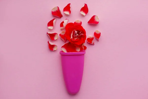 Красная роза и лепестки в стакане для мороженого на розовом фоне. Пространство для текста. цветочная композиция — стоковое фото
