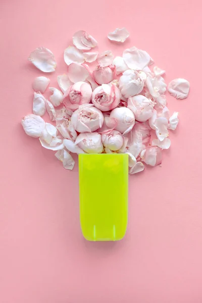 Розы и нежные лепестки в виде мороженого из ярко-неонового пластика на светло-розовом фоне, плоский уголок, вид сверху. Открытка, подарок. цветочная композиция — стоковое фото