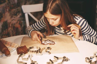 Masanın mutfağında güzel, gülümseyen bir kız seni kesti.