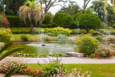 Saint-Jean-Cap-Ferrat, Fransa 'da göleti olan çiçek açan bahçe.