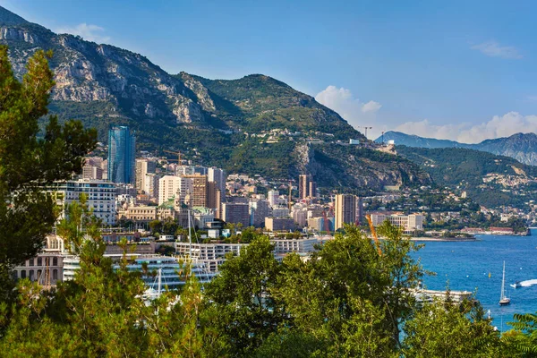 Uitzicht op de gebouwen van Monaco vanaf de berg — Stockfoto