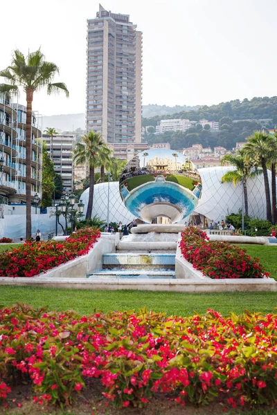 Een grote spiegel met een weerspiegeling van het Monte Carlo casino in Monaco aan de Franse Rivièra — Stockfoto