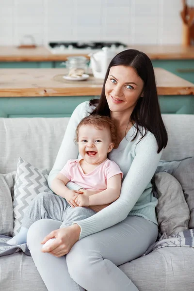 Porträtt av en vacker mamma och ett lyckligt barn — Stockfoto