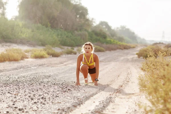 Uma Jovem Mulher Esbelta Roupas Esportivas Está Preparando Para Correr — Fotografia de Stock