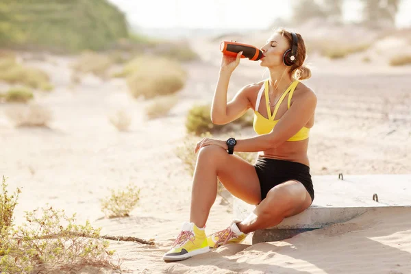 Mladá Atletka Odpočívá Cvičení Poslouchá Hudbu Sport Fitness Zdravý Životní — Stock fotografie