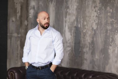 Uzaklara bakan çekici bir iş adamının portresi. İş hayatında başarı kavramı. Metin için boşluk