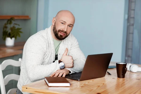 Portrét Muže Který Pracuje Laptopu Dělá Gesto — Stock fotografie