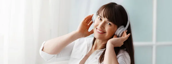 Menina Bonita Nova Ouvindo Música Com Fones Ouvido Rapariga Está — Fotografia de Stock