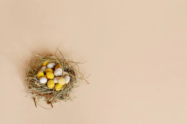 Uova Pasqua Gialle Bianche Nido Paglia Uno Sfondo Pastello Chiaro — Foto Stock