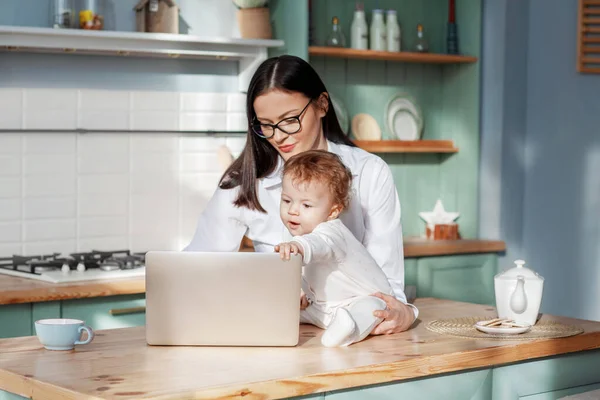 Jovem Mãe Trabalha Casa Com Laptop Com Bebê Nos Braços — Fotografia de Stock