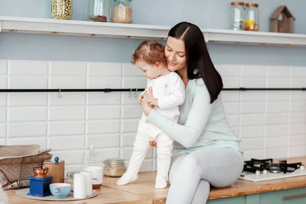 Vacker Ung Mor Kommunicerar Och Matar Barnet Köket Vid Bordet — Stockfoto