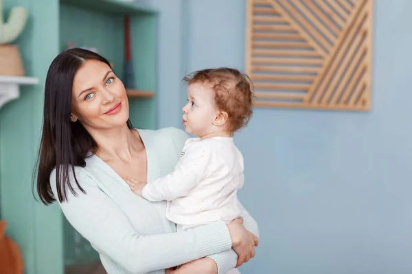 Porträtt Vacker Lycklig Mamma Och Liten Bebis Tittar Kameran — Stockfoto