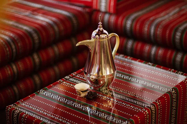 Frische Datteln Mit Tee Stehen Auf Dem Tisch Traditioneller Arabischer — Stockfoto