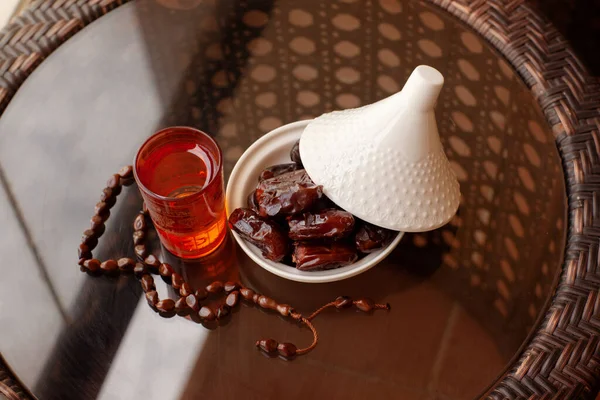 그것은 유리판 그리고 유리상 묵주로 것이다 이슬람의 라마단 인사장 — 스톡 사진