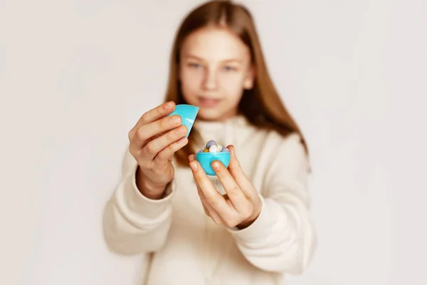 Девочка Держит Маленькие Шоколадные Яйца Лежащие Одном Большом Яйце Концепция — стоковое фото