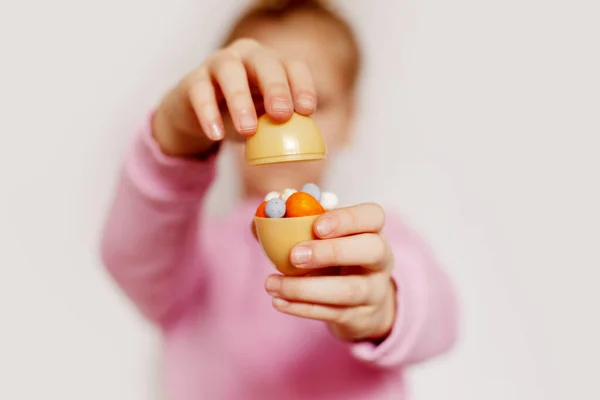 Ragazza Sta Tenendo Piccole Uova Cioccolato Che Giacciono Grande Uovo — Foto Stock