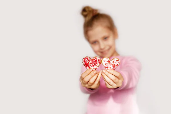 Veselá Dívka Drží Perník Tvaru Srdce Roztomilý Portrét Dívky Cookies — Stock fotografie