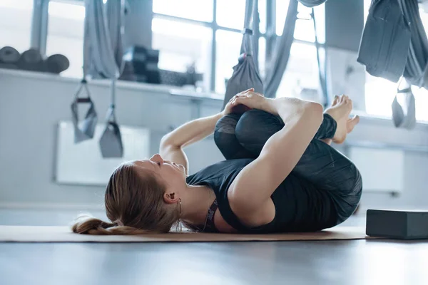 Una Giovane Ragazza Atletica Pratica Yoga Che Estende Esercizio Tappetino — Foto Stock