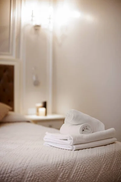 Starannie Złożone Białe Ręczniki Leżą Łóżku Pokoju — Zdjęcie stockowe