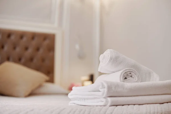 Starannie Złożone Białe Ręczniki Leżą Łóżku Pokoju — Zdjęcie stockowe