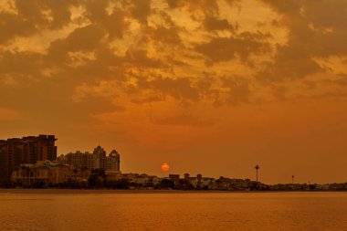 Denizde güzel turuncu gün batımı. Sahilde gün batımı, romantik tatil