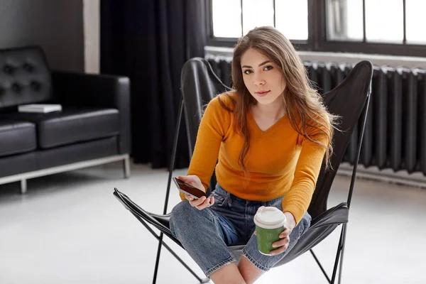 스웨터를 의자에 아름다운 갈색의 갈색의 갈색의 에서의 의사소통 사무실 — 스톡 사진