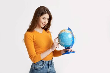 Genç ve çekici bir kız büyük bir kürede dinlenmek için bir yer seçiyor. Tatil, seyahat
