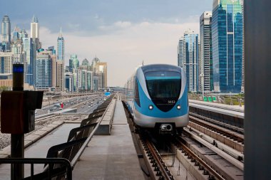 Dubai 'ye giden metro treninin güzel manzarası. Dubai metrosu dünyanın en uzun tam otomatik metro ağıdır. 75 km.