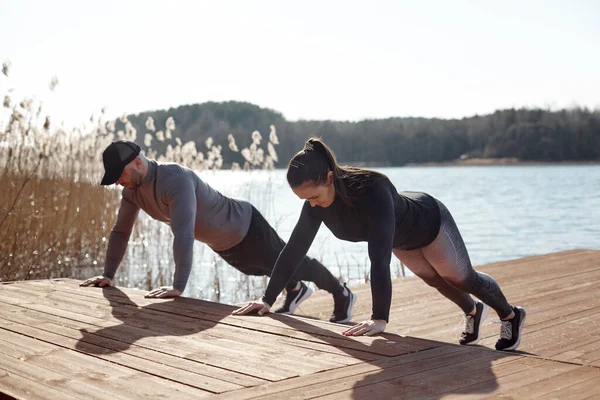 Uma Jovem Homem Praticam Esportes Lago Casal Esportes Realiza Push — Fotografia de Stock