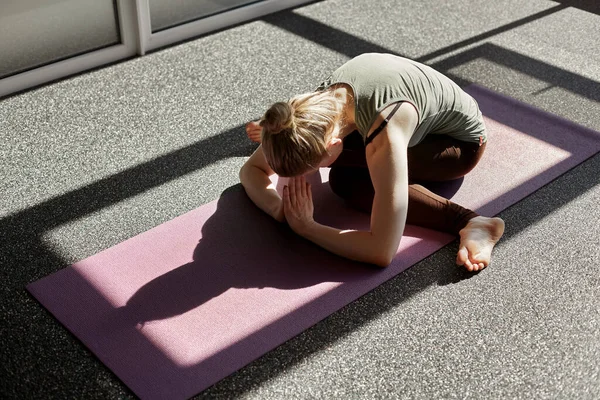 Una Giovane Donna Yoga Palestra Una Ragazza Medita Sullo Sfondo — Foto Stock