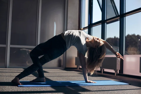 Uma Jovem Faz Ioga Menina Faz Asana Com Uma Curva — Fotografia de Stock