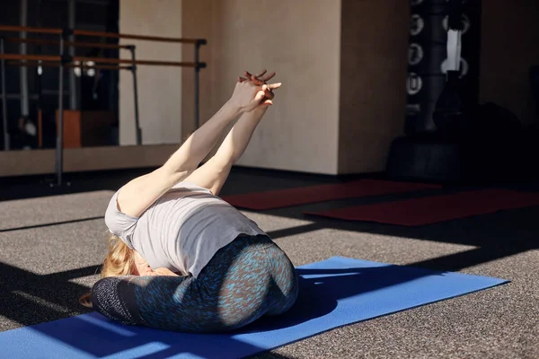 Ragazza Impegnata Yoga Con Palestra — Foto Stock