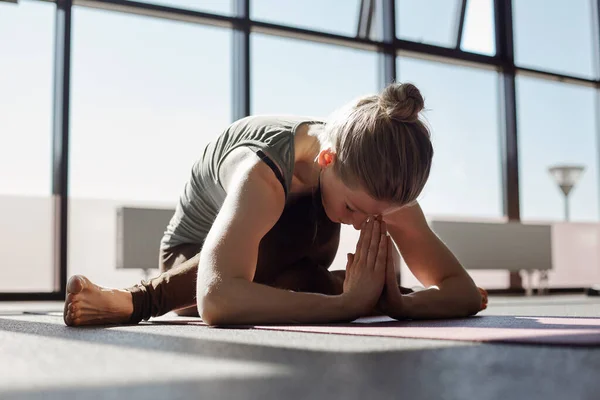 Una Giovane Donna Yoga Palestra Una Ragazza Medita Sullo Sfondo — Foto Stock