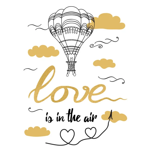 Positiver handgezeichneter Slogan Liebe liegt in der Luft verziert Heißluftballon, Herzen, Wolken in goldener Farbe — Stockvektor