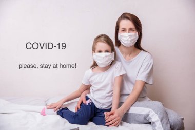 Koronavirüs karantinası kavramı. Tıbbi maskeli anne ve kız kendilerini virüslerden ve enfeksiyonlardan koruyorlar. Sağlık ve tıp teması. Tıbbi virüs poster tasarımı.