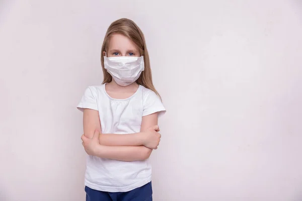 验尸官检疫的概念戴口罩的小女孩保护自己不受病毒和感染 健康与医学的主题 医疗病毒海报的设计 文件的自由篇幅 — 图库照片