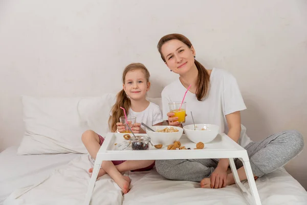 Feliz Mamá Hija Tienen Desayuno Saludable Cama Dormitorio Luminoso Una — Foto de Stock