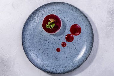 Panna cotta. Kuzey İtalyan tatlısı krema, şeker, jelatin ve vanilyadan yapılır. Avrupa mutfağı. Profesyonel bir şefin işi. Restoran ya da kafe menüsünden bir tabak. Üst görünüm